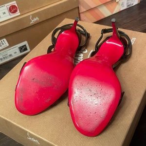 Size 36 worn less than 5x includes a dust bag and box $475